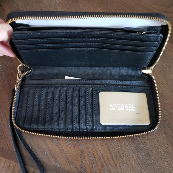 Michael Kors wristlet - Picture 2 of 5